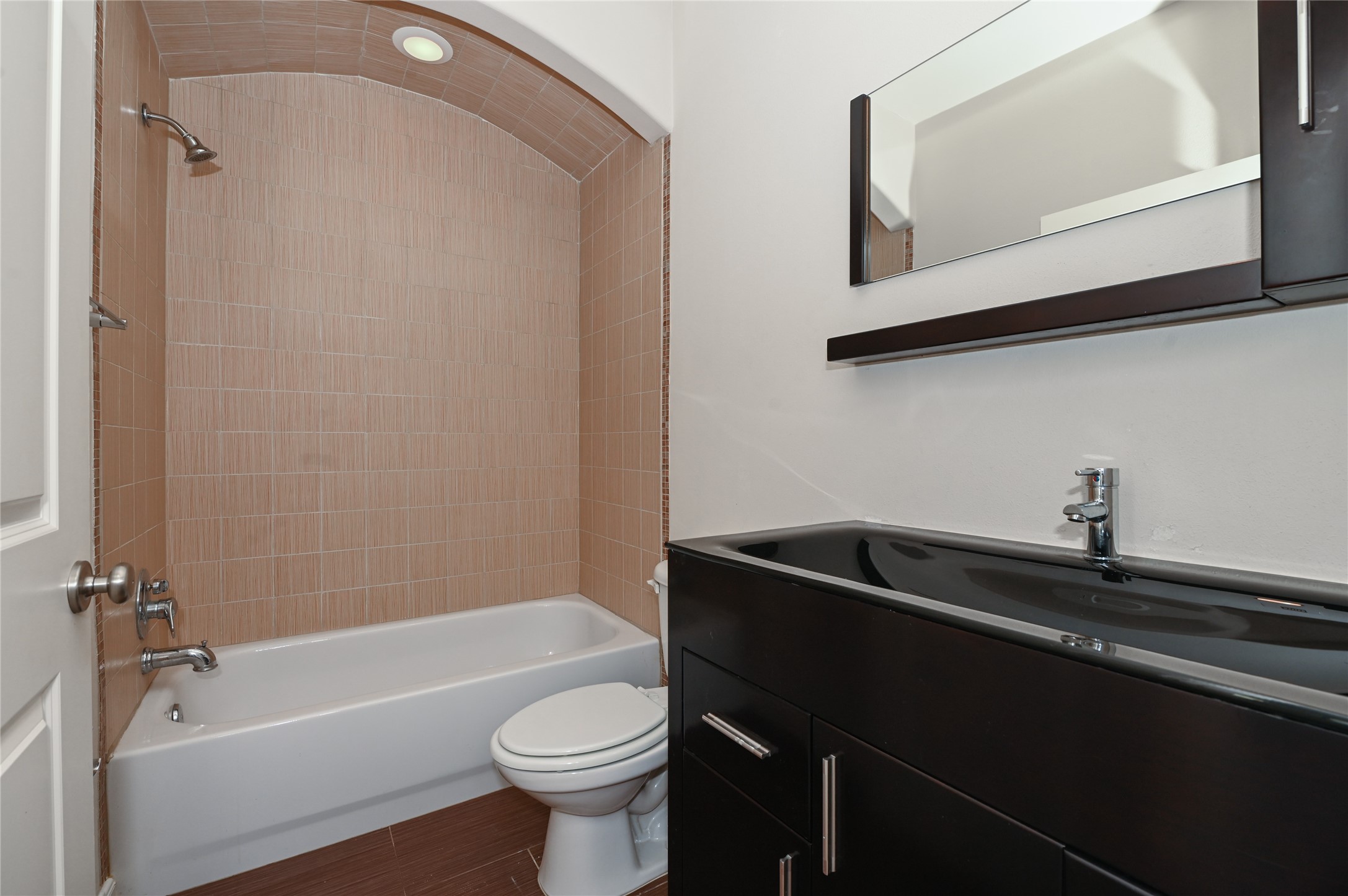3948 Feagan Street Houston, TX 77007 - Photo 27 of 30 a bathroom with a sink and a bathtub