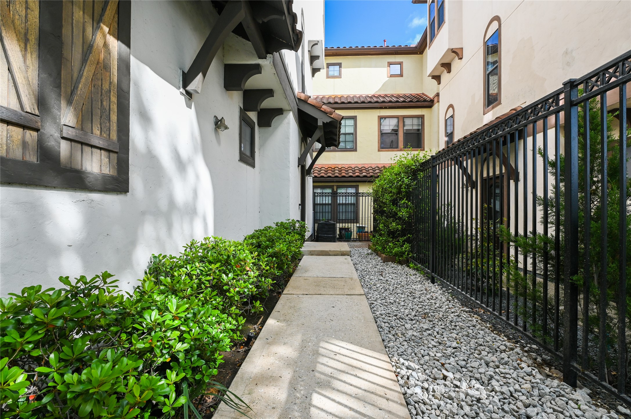 3948 Feagan Street Houston, TX 77007 - Photo 3 of 30 a view of a pathway with house
