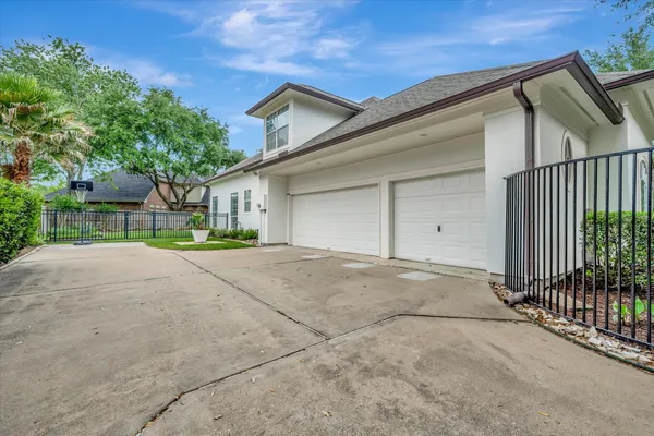 $999,000 | 3311 Oak Links Avenue, Houston, TX 77059