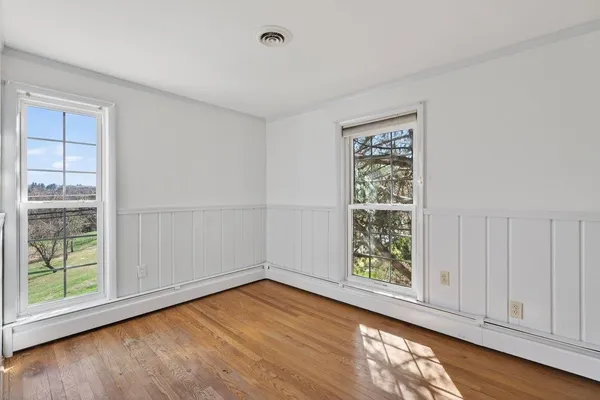 a view of a house with backyard and garden