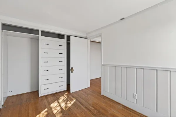 a view of a yard with a house