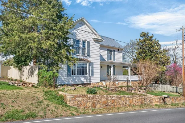 $439,900 | 422 Mechanic Street, Luray, VA 22835