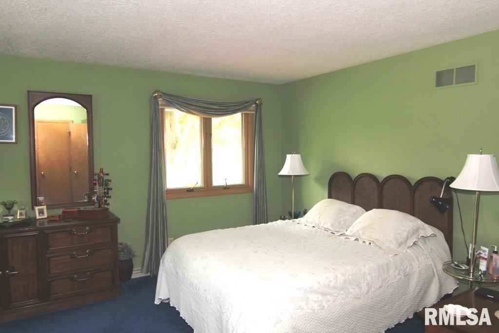 2144 Meadowbrook Road Davenport, IA 52807 - Photo 18 of 22 Gallery Image 18