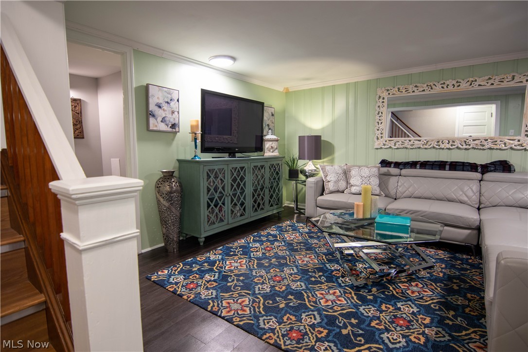 2443 Fenwick Road Cleveland, OH 44118 - Photo 4 of 35