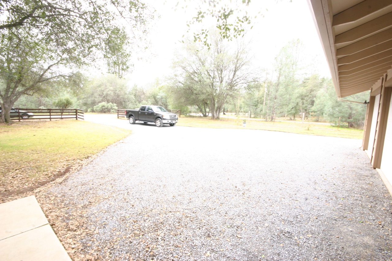 17876 New Riders Way Anderson, CA 96007 - Photo 4 of 20 Driveway