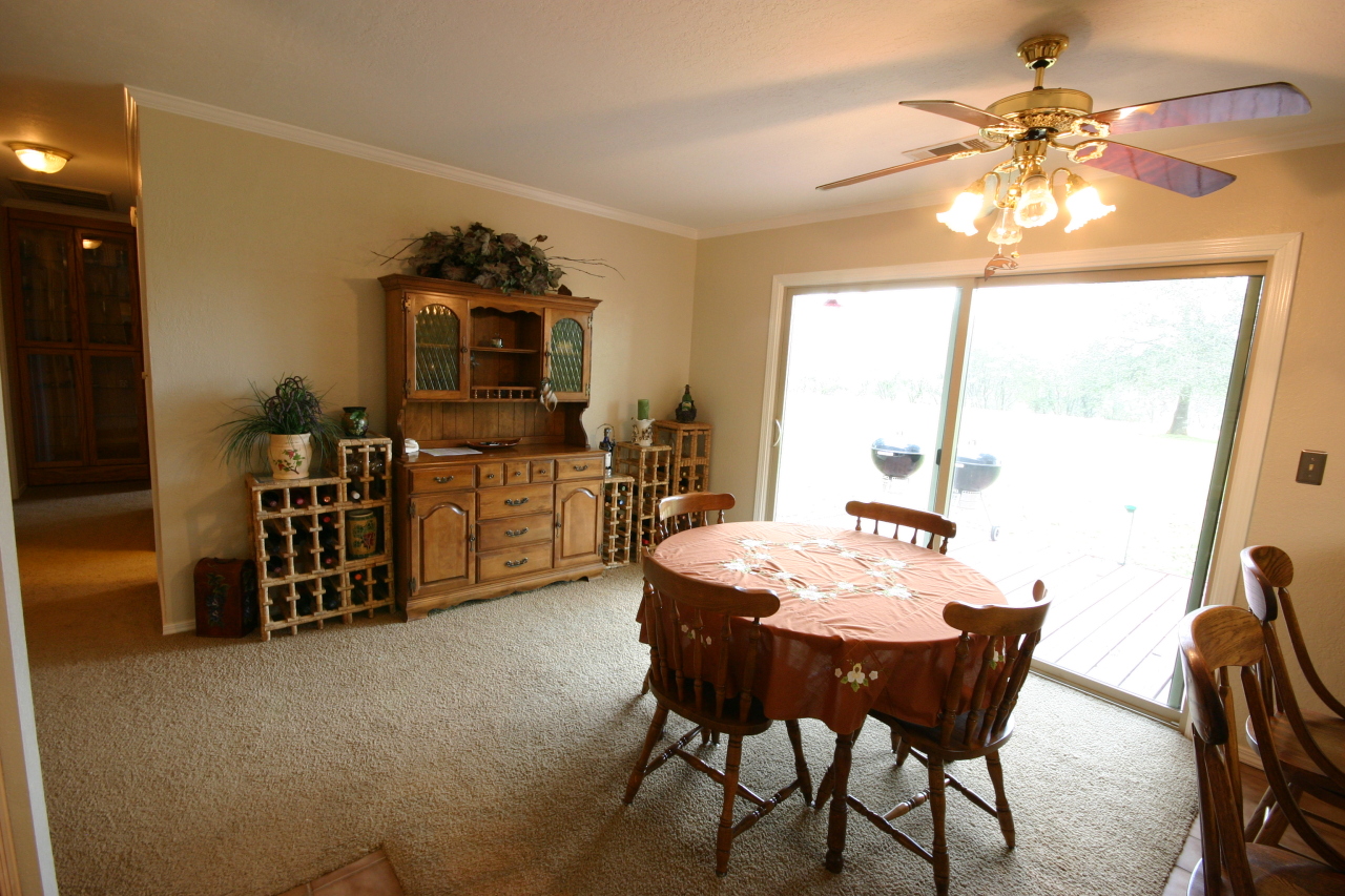 17876 New Riders Way Anderson, CA 96007 - Photo 10 of 20 Dining Area
