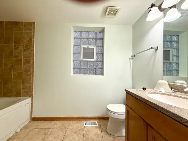 $2,750 | 2207 West Warren Boulevard, Unit 1, Chicago, IL 60612