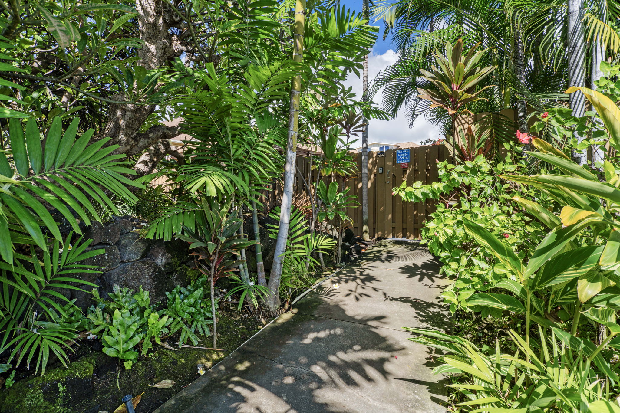 75-123 Lunapule Road, Unit 107 Kailua-Kona, HI 96740 - Photo 14 of 17 a backyard of a house with lots of green space