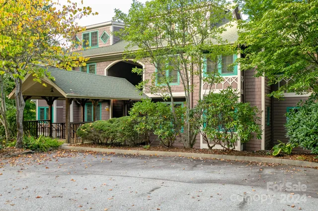 $359,900 | 222 Creekside Way, Unit D/102, Burnsville, NC 28714