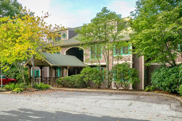 $359,900 | 222 Creekside Way, Unit D/102, Burnsville, NC 28714