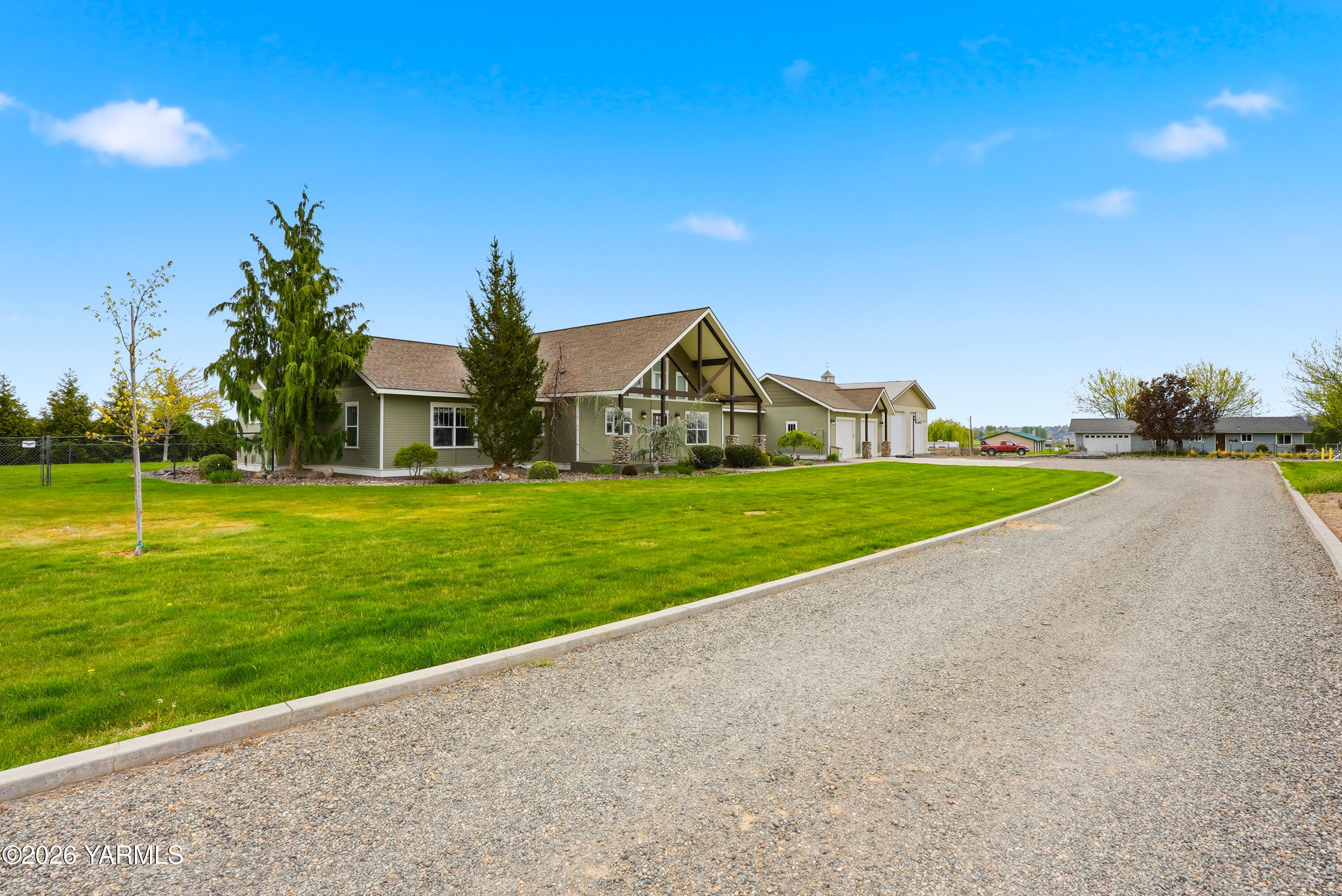 230 Albro Road Sunnyside, WA 98944 - Photo 34 of 46 a view of a house with a big yard