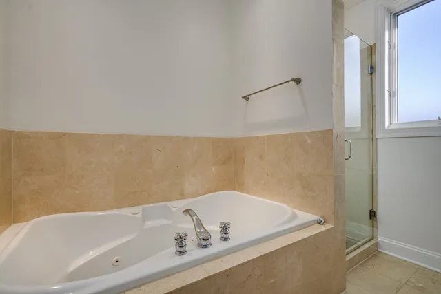 $755,000 | 827 West Bradley Place, Unit 1W, Chicago, IL 60613