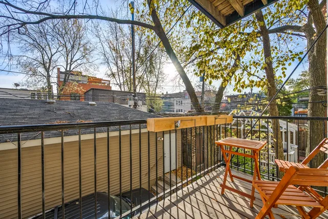 $755,000 | 827 West Bradley Place, Unit 1W, Chicago, IL 60613