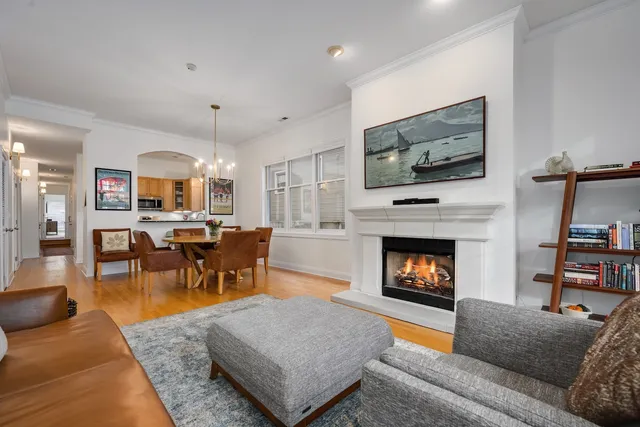 $755,000 | 827 West Bradley Place, Unit 1W, Chicago, IL 60613