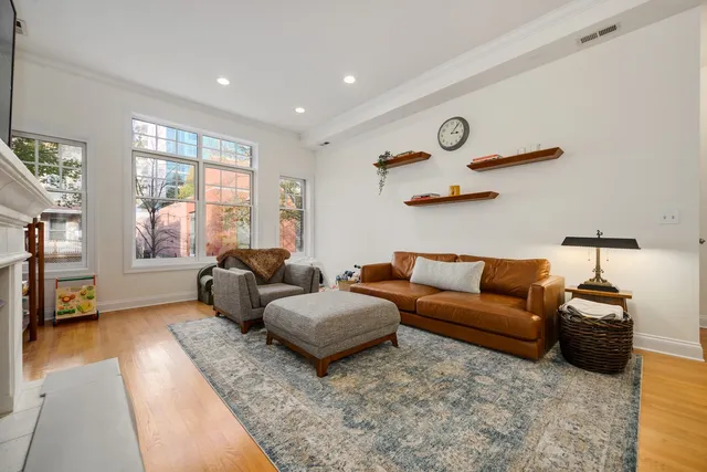 $755,000 | 827 West Bradley Place, Unit 1W, Chicago, IL 60613