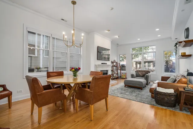 $755,000 | 827 West Bradley Place, Unit 1W, Chicago, IL 60613