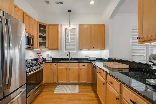 $755,000 | 827 West Bradley Place, Unit 1W, Chicago, IL 60613