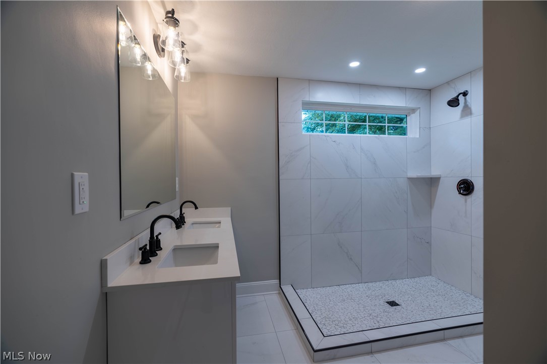 119 Mapleridge Road Chagrin Falls, OH 44022 - Photo 25 of 33 Master Bathroom