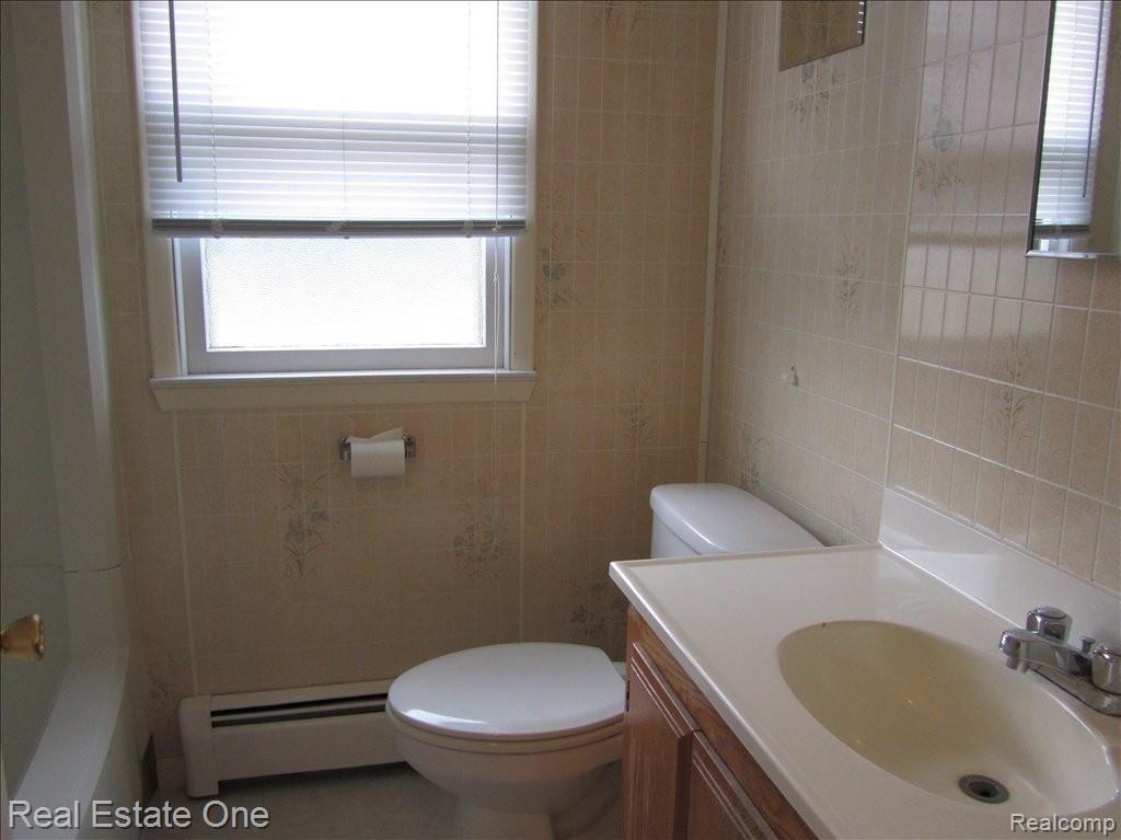 2812 Culbertson Avenue Rochester, MI 48307 - Photo 16 of 22 Bathroom