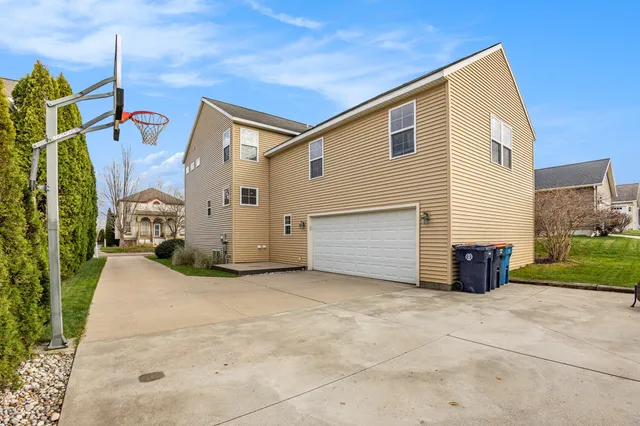 $494,900 | 1048 Graystone Road, Holland, MI 49423