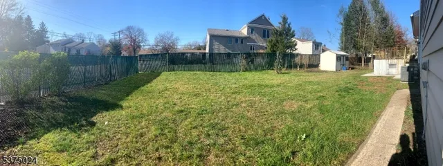 a view of a back yard