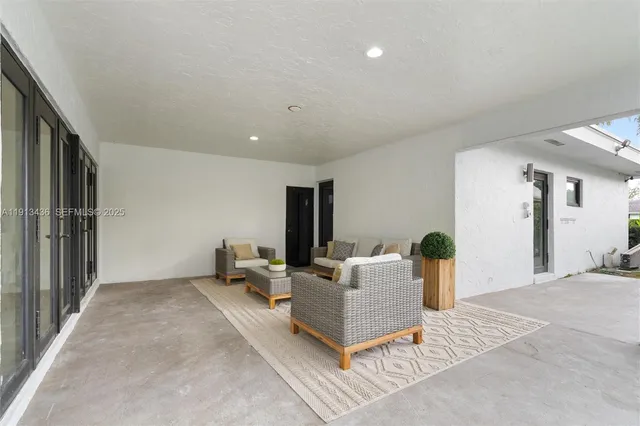 $9,500 | 6900 Southwest 136th Street, Unit 6900, Palmetto Bay, FL 33156