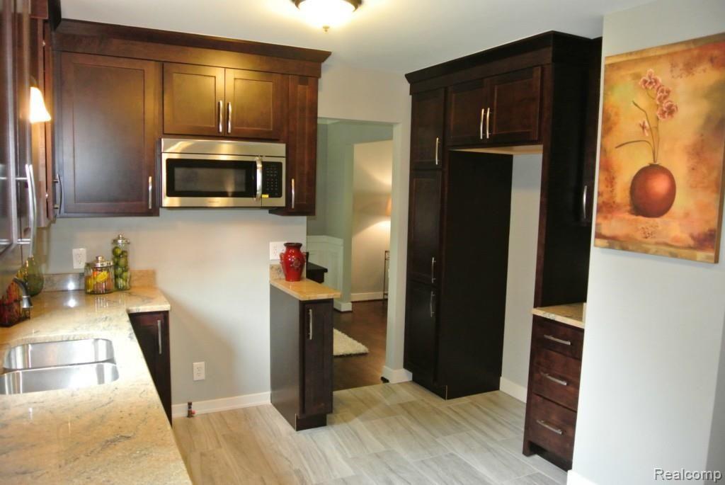 39709 Coronation Road Canton, MI 48188 - Photo 5 of 33 DSC_3289.jpg