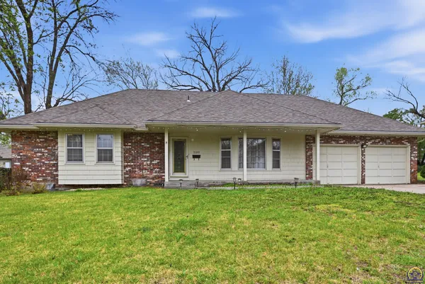 $299,900 | 2210 Southwest 32nd Street, Topeka, KS 66611