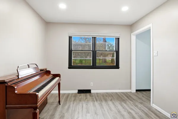 $299,900 | 2210 Southwest 32nd Street, Topeka, KS 66611