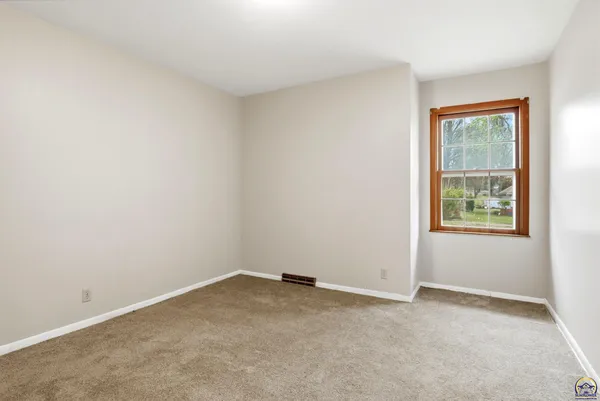 $299,900 | 2210 Southwest 32nd Street, Topeka, KS 66611