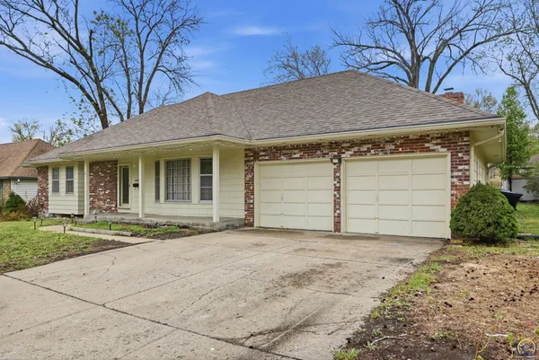 $299,900 | 2210 Southwest 32nd Street, Topeka, KS 66611