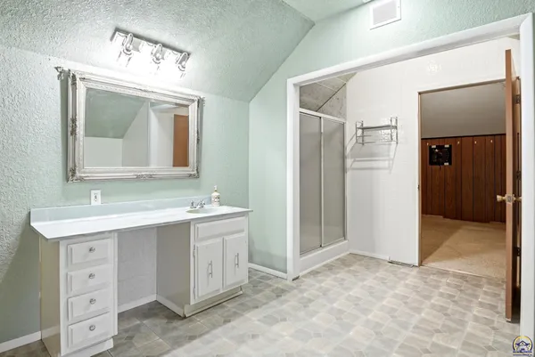 $299,900 | 2210 Southwest 32nd Street, Topeka, KS 66611