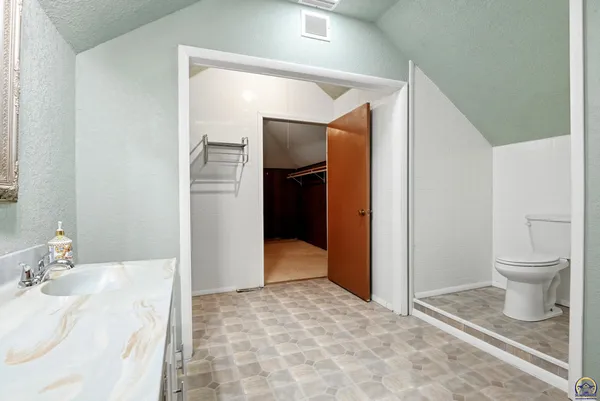 $299,900 | 2210 Southwest 32nd Street, Topeka, KS 66611