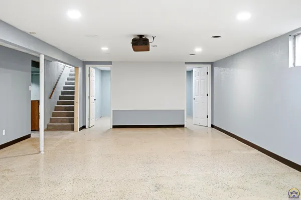 $299,900 | 2210 Southwest 32nd Street, Topeka, KS 66611