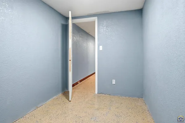 $299,900 | 2210 Southwest 32nd Street, Topeka, KS 66611