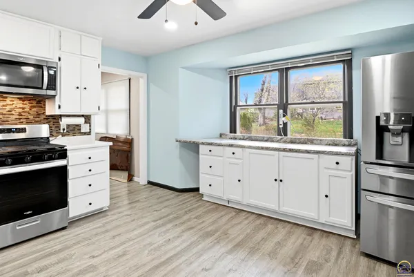 $299,900 | 2210 Southwest 32nd Street, Topeka, KS 66611