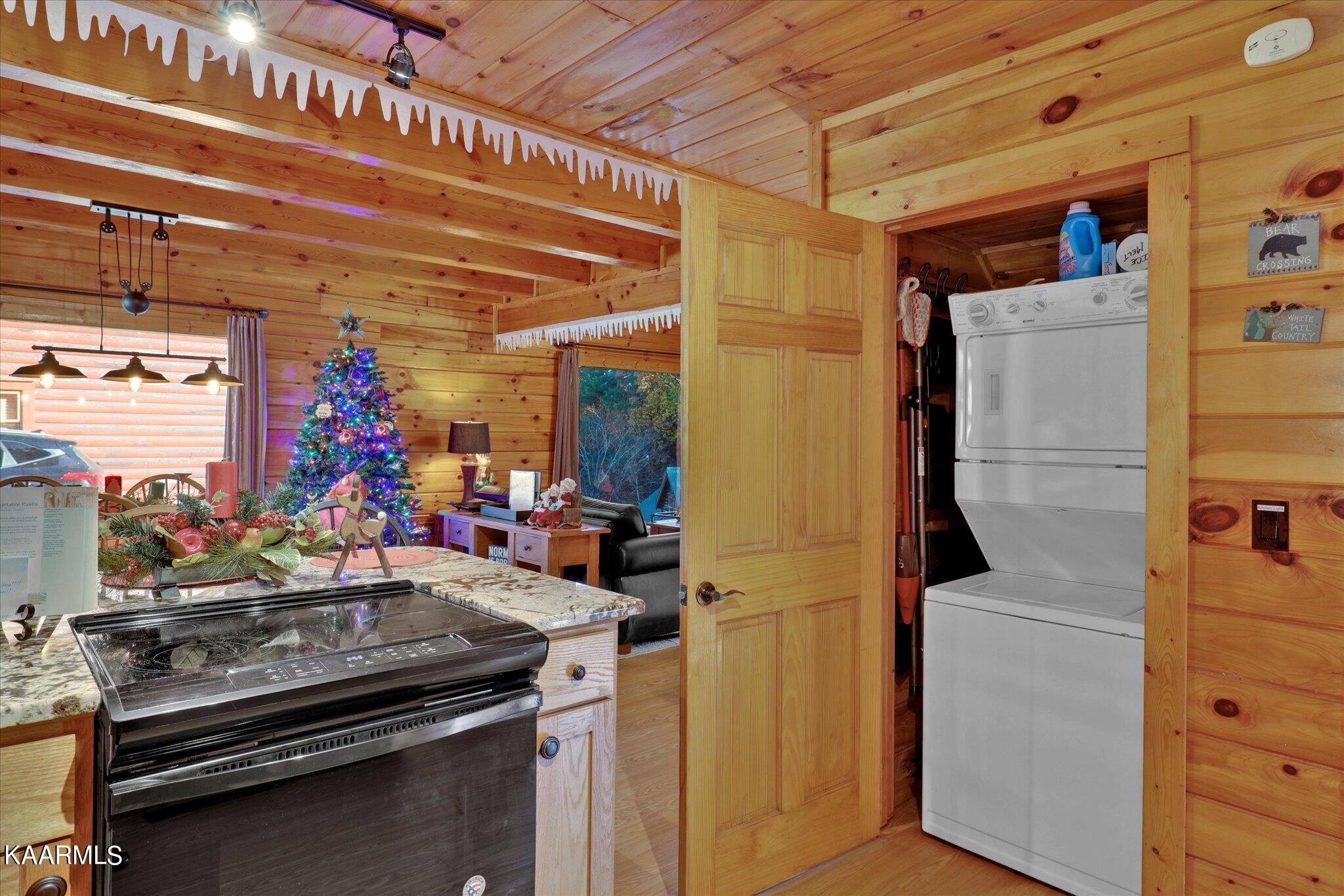 522 Blackberry Rdg Way Sevierville, TN 37863 - Photo 14 of 48 a kitchen with a refrigerator and a stove