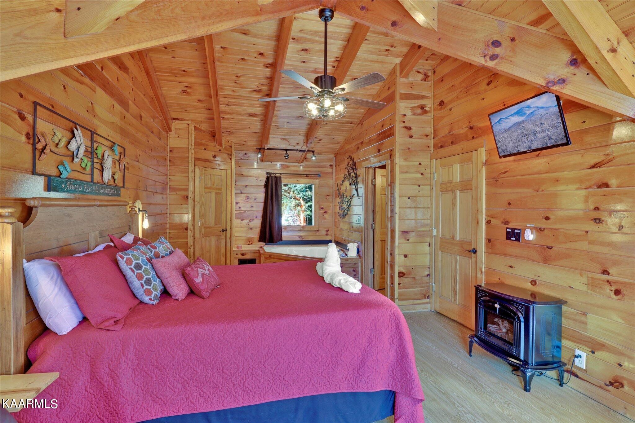 522 Blackberry Rdg Way Sevierville, TN 37863 - Photo 28 of 48 a bedroom with a bed and a couch
