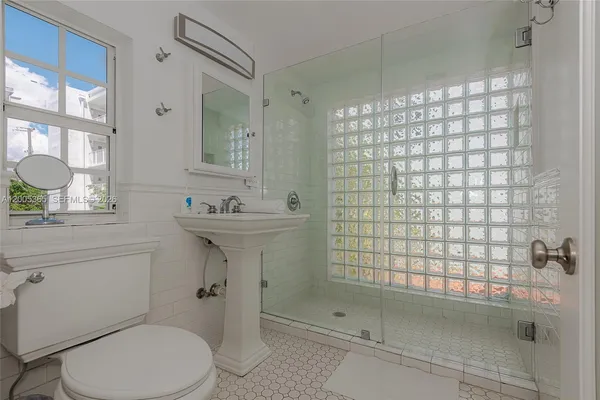 $4,500 | 1005 9th Street, Unit 2, Miami Beach, FL 33139