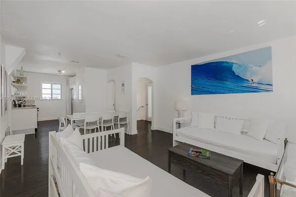 $4,500 | 1005 9th Street, Unit 2, Miami Beach, FL 33139