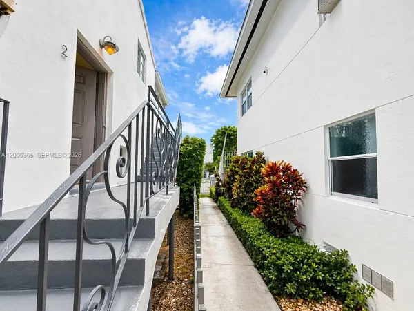 $4,500 | 1005 9th Street, Unit 2, Miami Beach, FL 33139