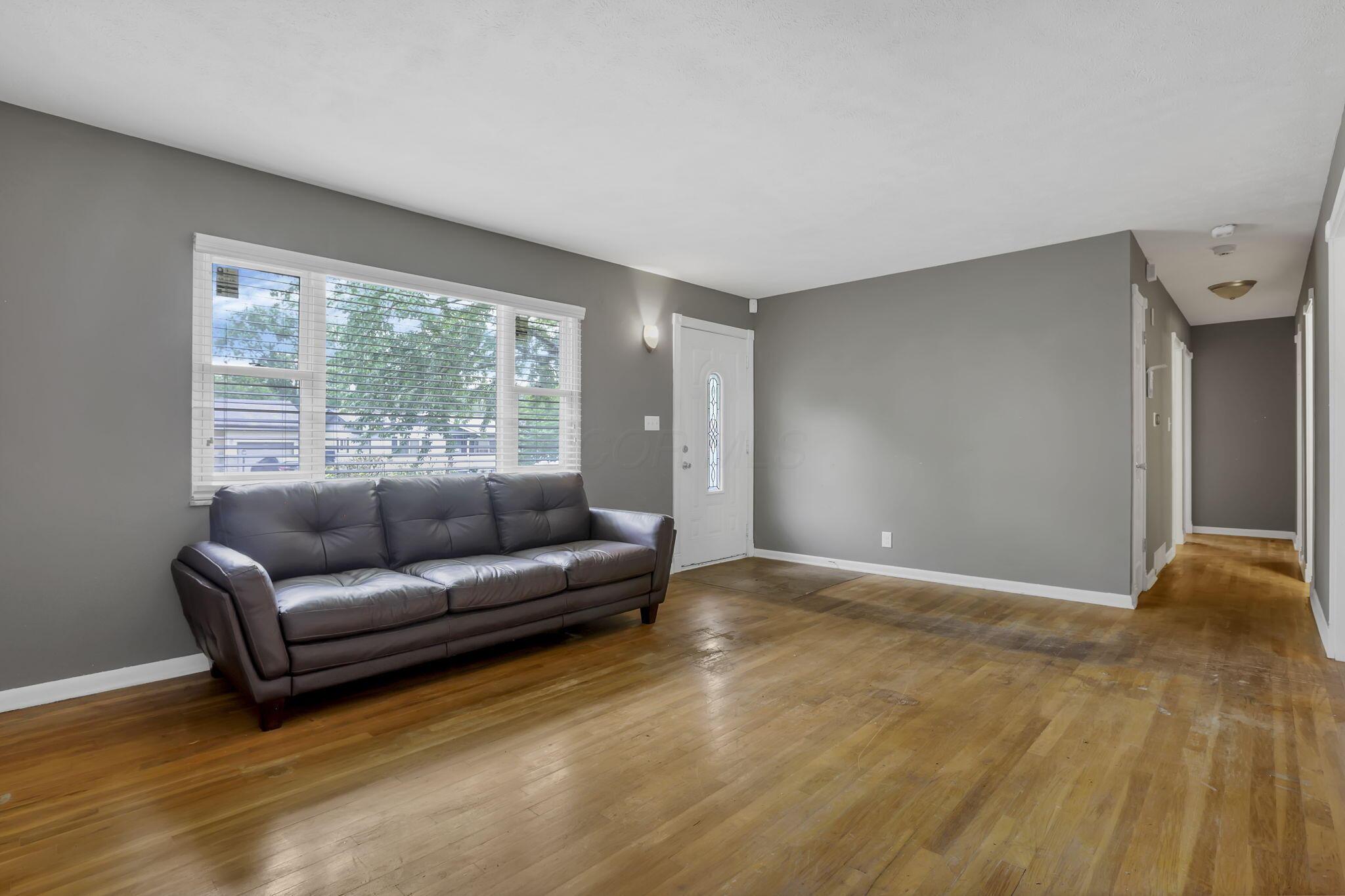 1923 Riverdale Road Columbus, OH 43232 - Photo 5 of 25 Front Room
