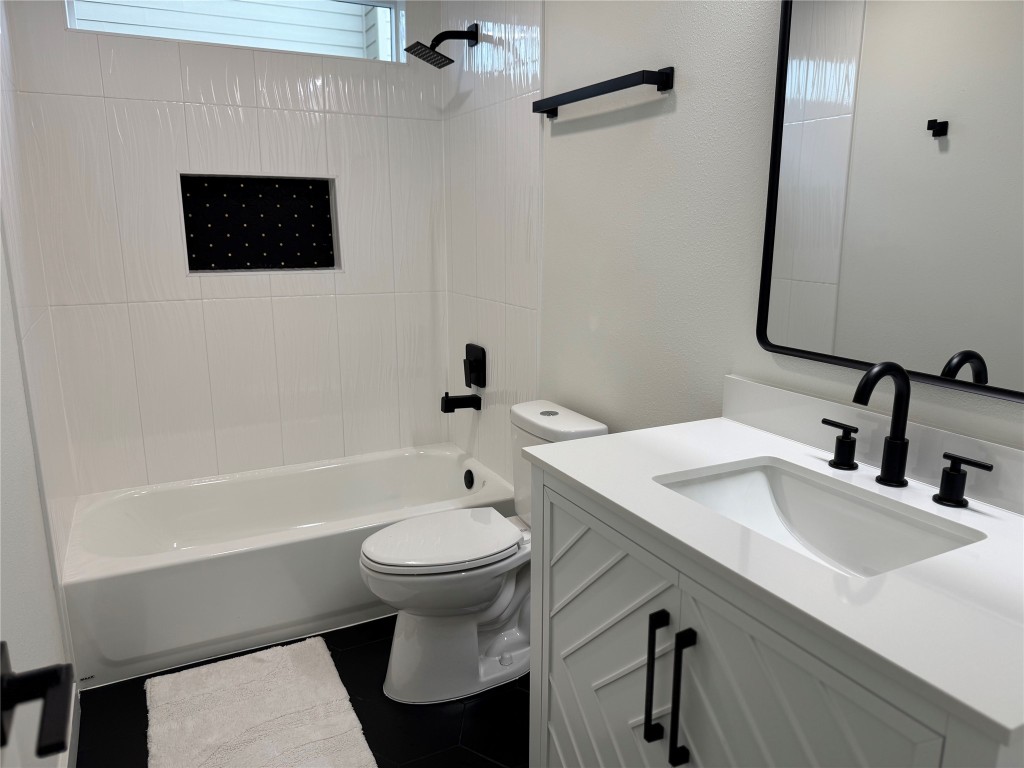 5013 Cana Cove, Unit B Austin, TX 78749 - Photo 20 of 25 a bathroom with a sink a toilet and bathtub