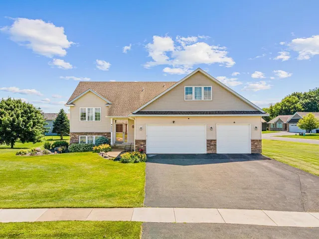 $484,900 | 8649 Independence Drive, Chisago City, MN 55013