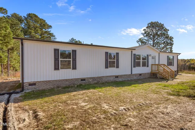 a view of a house with backyard and garden