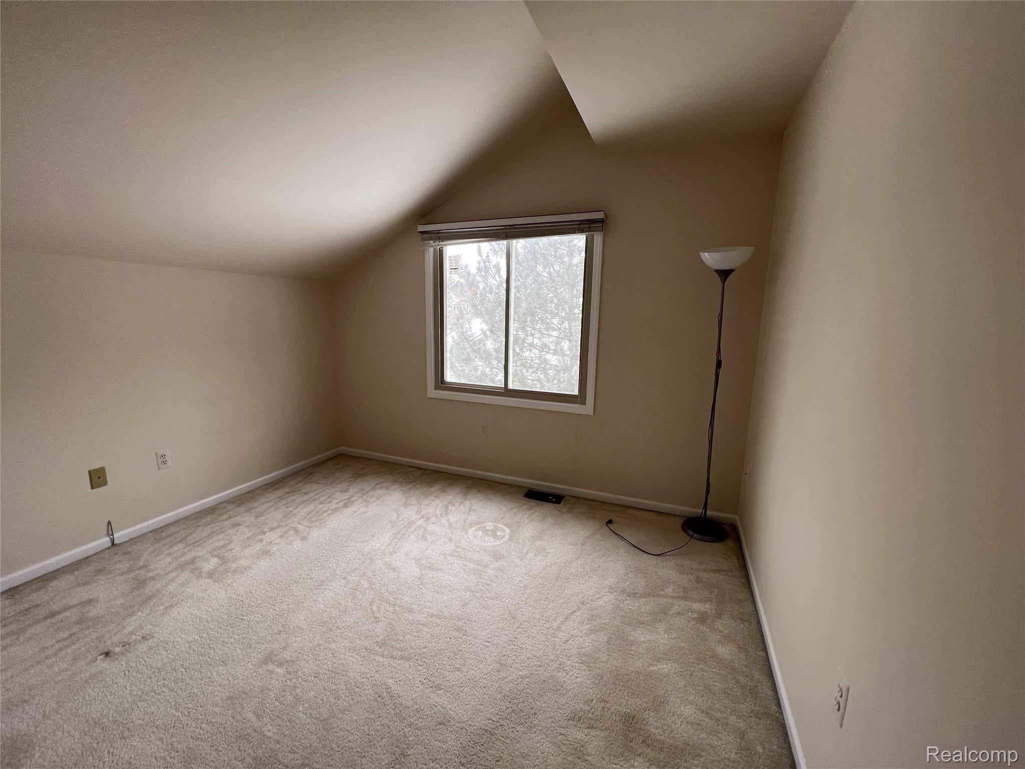 5325 Simpson Lake Road West Bloomfield, MI 48323 - Photo 27 of 39 20220129_180237625_iOS.jpg