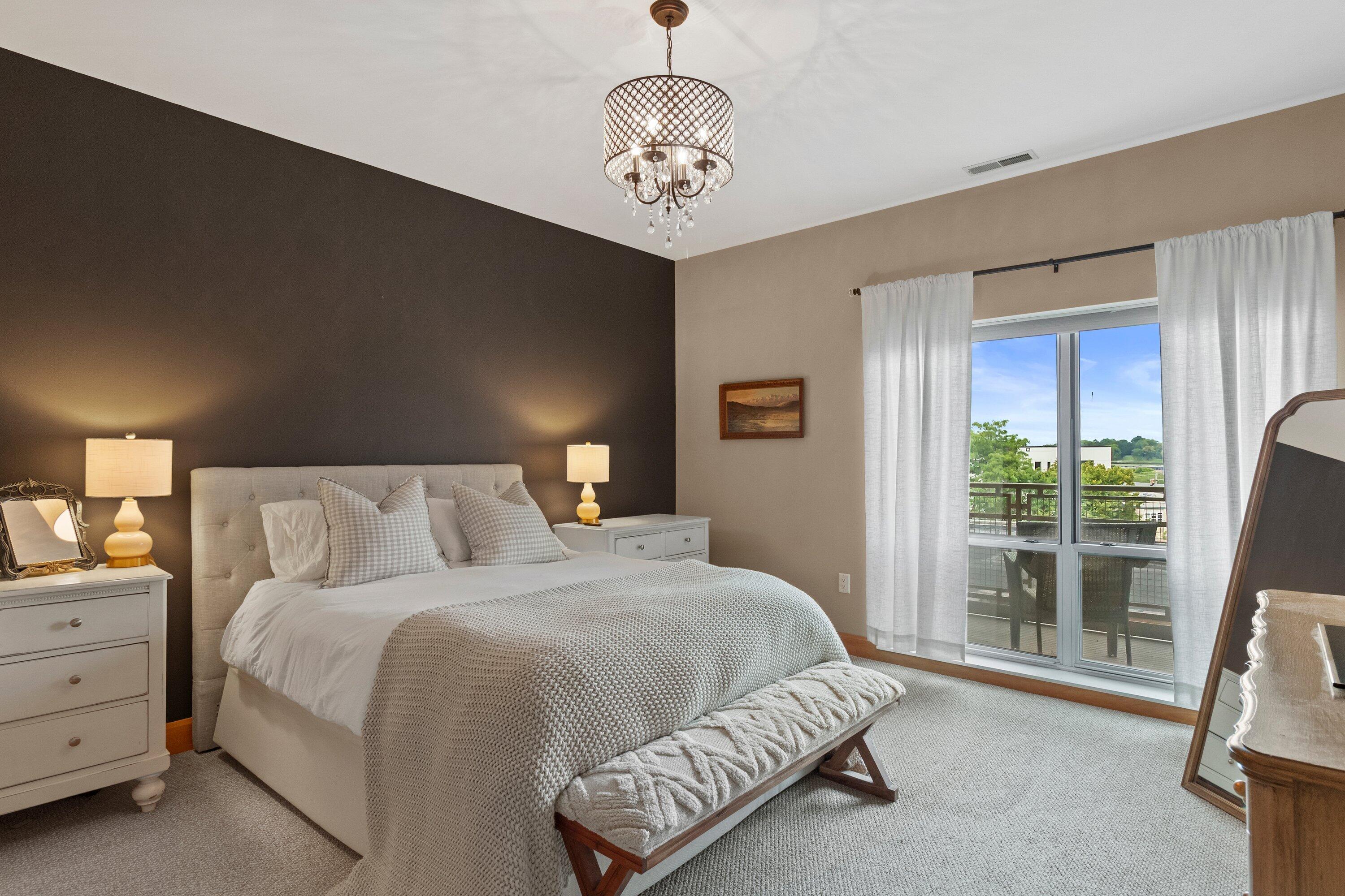 1550 East Royall Place, Unit 505 Milwaukee, WI 53202 - Photo 15 of 27 Floor to ceiling windows