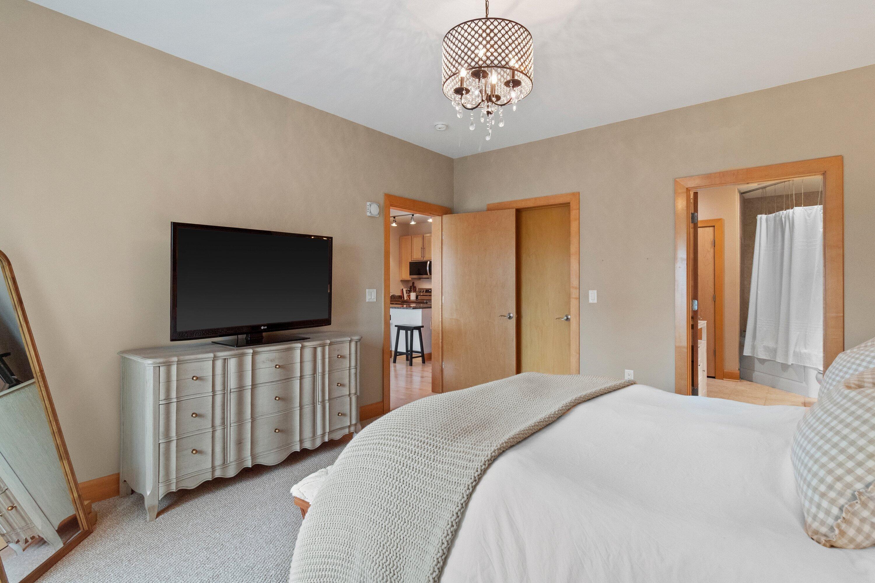 1550 East Royall Place, Unit 505 Milwaukee, WI 53202 - Photo 16 of 27 bedroom.2