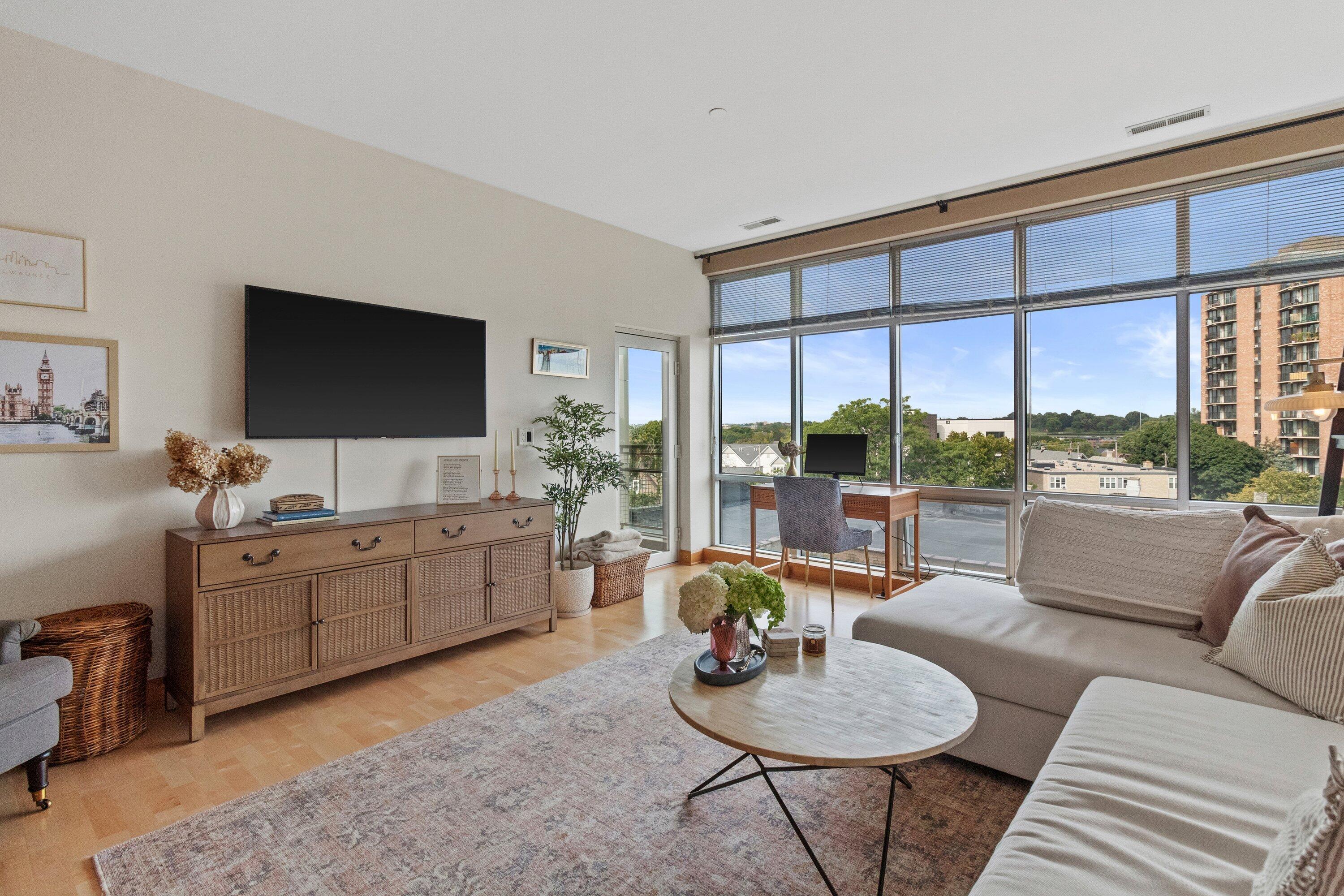 1550 East Royall Place, Unit 505 Milwaukee, WI 53202 - Photo 6 of 27 livingroom.1