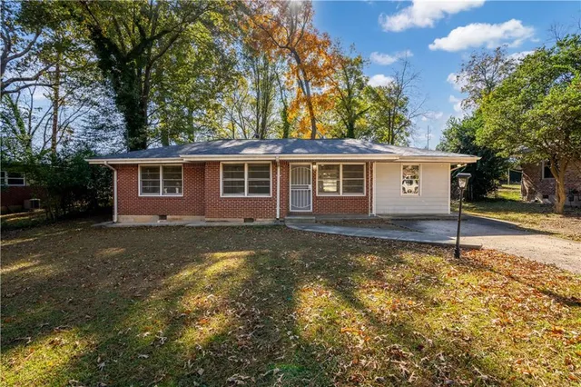 a view of a house with a yard